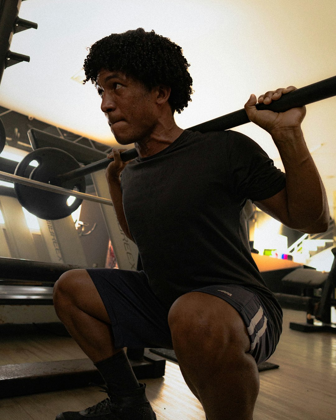 man-performing-a-barbell-squat-in-a-gym-yfeoyqrfsga